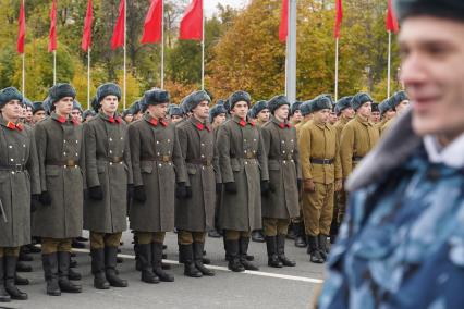 Самара. Парад Памяти `Дорога Победы`, посвященный 81-й годовщине военного парада 1941 года, на площади Куйбышева.