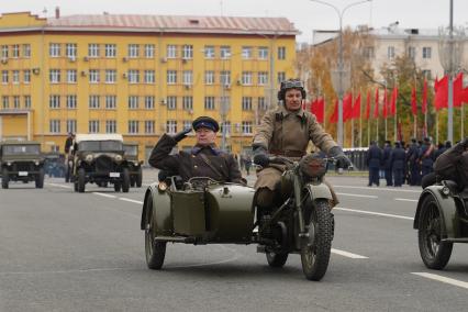 Самара. Парад Памяти `Дорога Победы`, посвященный 81-й годовщине военного парада 1941 года, на площади Куйбышева.