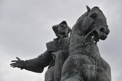 Балтийск. Памятник императрице Елизавете Петровне   у основания Северного мола.