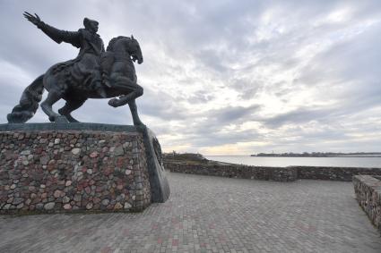 Балтийск. Памятник императрице Елизавете Петровне   у основания Северного мола.