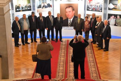 Москва. Памятная выставка фотографий к 75-летию бывшего спикера российского парламента II и III созывов Геннадия Селезнева в Государственной Думе РФ.