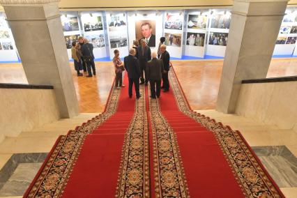 Москва. Памятная выставка фотографий к 75-летию бывшего спикера российского парламента II и III созывов Геннадия Селезнева в Государственной Думе РФ.