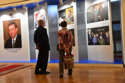 Москва. Памятная выставка фотографий к 75-летию бывшего спикера российского парламента II и III созывов Геннадия Селезнева в Государственной Думе РФ.