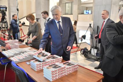 Москва. Памятная выставка фотографий к 75-летию бывшего спикера российского парламента II и III созывов Геннадия Селезнева в Государственной Думе РФ.