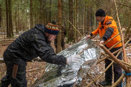 Московская область. Основатель курсов выживания в лесу Михаил Ярин  разводит костер.