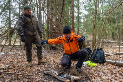 Московская область. Основатель курсов выживания в лесу Михаил Ярин  разводит костер.