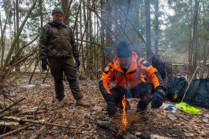 Московская область. Основатель курсов выживания в лесу Михаил Ярин  разводит костер.