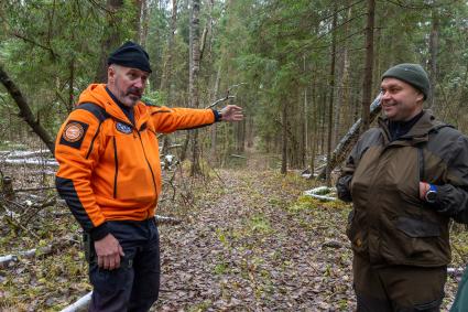 Московская область. Основатель курсов выживания в лесу Михаил Ярин (слева) со своей группой.