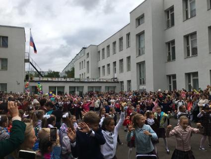 Москва. Первое сентября. Поднятие государственного флага России на торжественной линейке у школы.