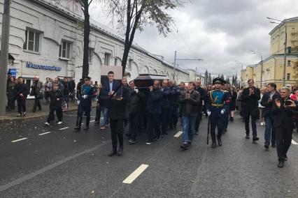 Ярославль. Во время выноса гроба с телом художественного руководителя Ярославского театра драмы, режиссера и актера Сергея Пускепалиса после прощания в Ярославском театре драмы имени Ф. Волкова.