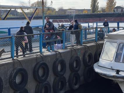 Херсон. Местные жители эвакуируются на последнем теплоходе.
В Херсоне прекращается теплоходное сообщение с восточным берегом Днепра.