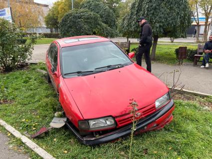 Херсон. Разбитый автомобиль на одной из улиц.