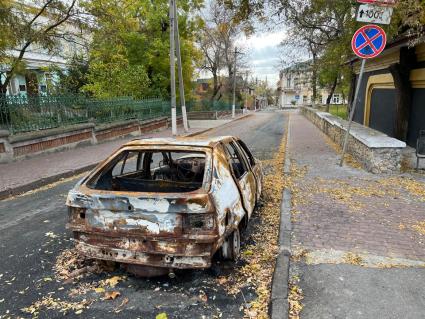 Херсон. Сгоревший автомобиль на одной из улиц.