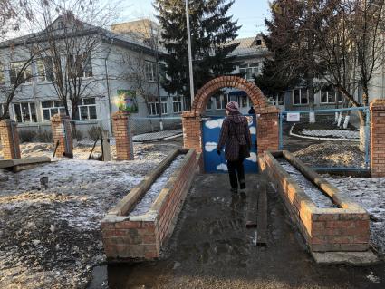 Красноярск. Вход в детский сад № 31 на улице Менжинского, куда сегодня ворвалась вооруженная девушка.