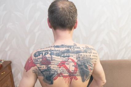 Самара. Самарец Андрей Колесниченко набил на спине татуировку с номером `Комсомолки` за 9 мая 1945 года.