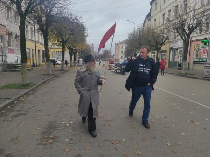 Калининградская область. Советск.  Пожилой мужчина с флагом на улице города. Участник  путешествия  Автостопом  по России корреспондент `Комсомольской правды `Владимир Ворсобин (справа).