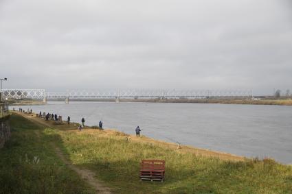 Калининградская область. Советск.  Рыбаки на берегу Немана в окрестностях города.