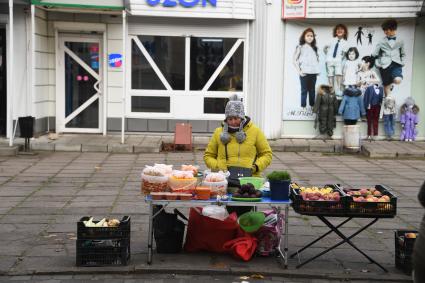 Калининградская область. Советск. Уличная торговля на одной из улиц города.