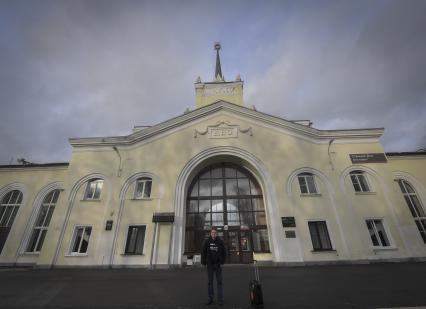 Псковская область. Дно. Корреспонденты  `Комсомольской правды` Владимир Ворсобин и Иван Макеев путешествуют автостопом по России. Вид на здание вокзала.