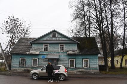 Псковская область. Дно. Корреспонденты  `Комсомольской правды` Владимир Ворсобин и Иван Макеев путешествуют автостопом по России. Прохожие на улице города.