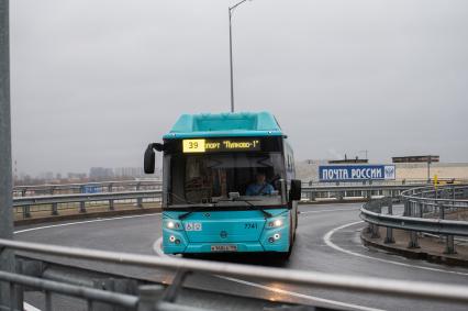 Санкт-Петербург. Пассажирский автобус у аэропорта Пулково.