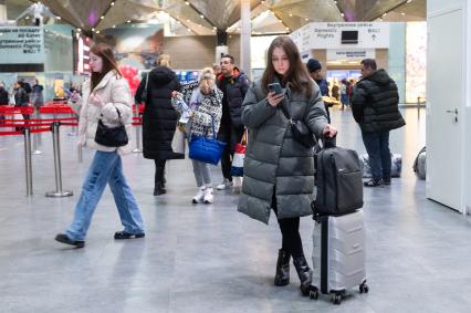 Санкт-Петербург. Пассажиры в аэропорту Пулково.