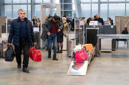 Санкт-Петербург. Досмотр пассажиров и багажа в аэропорту Пулково.