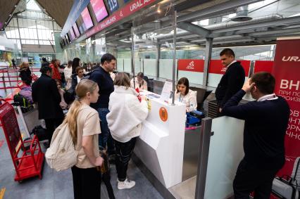 Санкт-Петербург. Пассажиры у стойки регистрации в аэропорту Пулково.