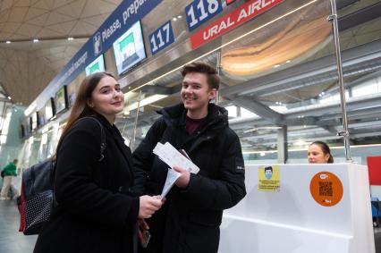 Санкт-Петербург. Пассажиры у стойки регистрации в аэропорту Пулково.