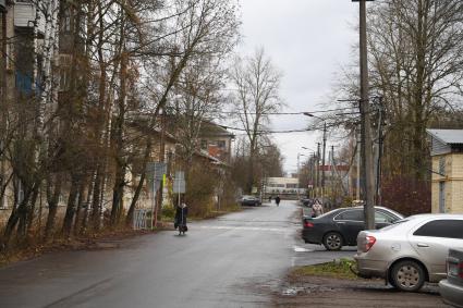 Новгородская  область. Чудово.  Корреспонденты  `Комсомольской правды` Владимир Ворсобин и Иван Макеев путешествуют автостопом по России. На улицах города.