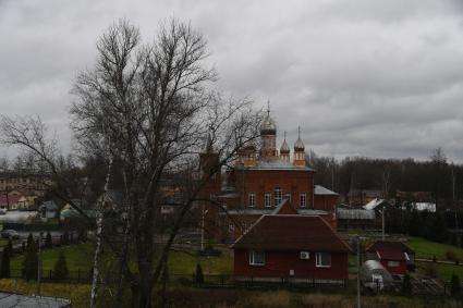 Новгородская  область. Чудово.  Корреспонденты  `Комсомольской правды` Владимир Ворсобин и Иван Макеев путешествуют автостопом по России. Церковь  Казанской иконы Божией Матери.