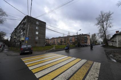 Новгородская  область. Чудово.  Корреспонденты  `Комсомольской правды` Владимир Ворсобин и Иван Макеев путешествуют автостопом по России. На улицах города.