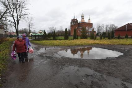 Новгородская  область. Чудово.  Корреспонденты  `Комсомольской правды` Владимир Ворсобин и Иван Макеев путешествуют автостопом по России. Церковь  Казанской иконы Божией Матери.