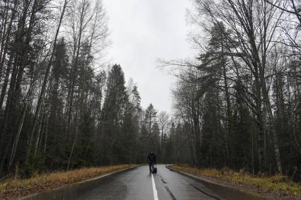 Новгородская область. Корреспондент `Комсомольской правды` Владимир Ворсобин `голосует` на дороге.