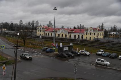 Новгородская  область. Чудово.  Корреспонденты  `Комсомольской правды` Владимир Ворсобин и Иван Макеев путешествуют автостопом по России.  Здание железнодорожного вокзала.