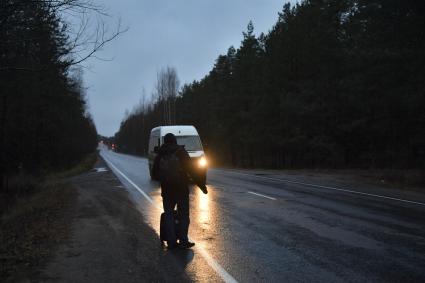 Новгородская  область.   Корреспондент  `Комсомольской правды` Владимир Ворсобин `голосует` на дороге.