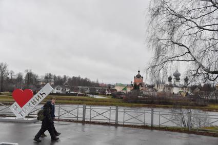 Ленинградская область. Тихвин. Корреспонденты  `Комсомольской правды` Владимир Ворсобин и Иван Макеев путешествуют автостопом по России. Прохожие на набережной реки Тихвинки