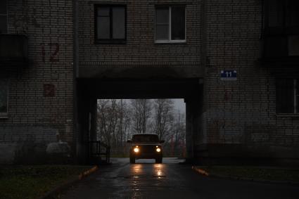 Ленинградская область. Тихвин. Корреспонденты `Комсомольской правды` Владимир Ворсобин и Иван Макеев путешествуют автостопом по России. Мужчина меняет колесо на машине.