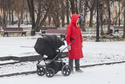 Пермь. Девушка с детской коляской в парке.