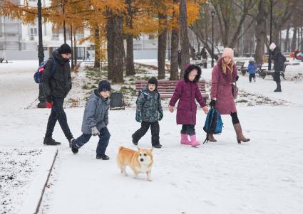 Пермь. Женщина и мужчина с детьми в парке.