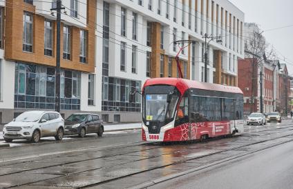 Пермь. Трамвай на одной из улиц города.