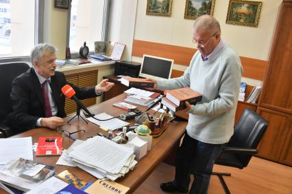 Москва. Корреспондент `Комсомольской правды` Александр Гамов (справа) и заведующий кафедрой Мировой экономики Руслан Хазбулатов.