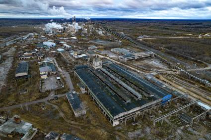 Ленинградская область. Пикалево. Корреспонденты  `Комсомольской правды` Владимир Ворсобин и Иван Макеев путешествуют автостопом по России. Вид   на БазэлЦемент-Пикалёво.