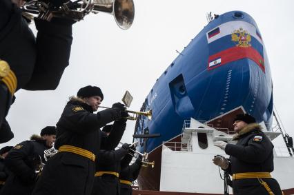 Санкт-Петербург. Оркестр на торжественной церемонии спуска на воду атомного ледокола `Якутия`.