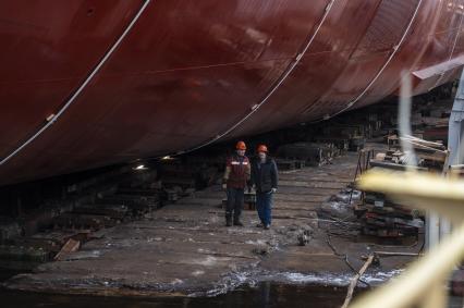 Санкт-Петербург. Рабочие во время подготовки к спуску на воду атомного ледокола `Якутия`, строящегося на Балтийском заводе.