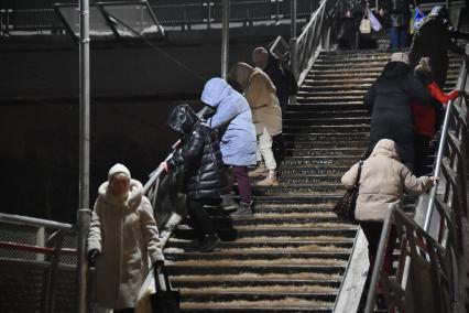 Москва. Люди спускаются по лестнице во время ледяного дождя на железнодорожном вокзале.