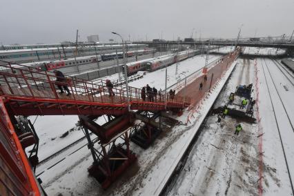 Москва. Пешеходный мост на станции `Рижская`.