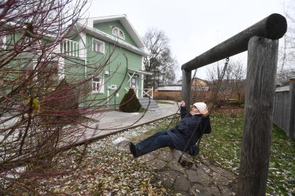 Вологодская область. Вологда. Корреспонденты `Комсомольской правды` Владимир Ворсобин и Иван Макеев путешествуют автостопом по России. Женщина на качелях.