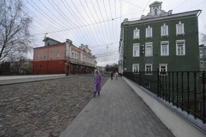 Вологодская область. Вологда. Корреспонденты `Комсомольской правды` Владимир Ворсобин и Иван Макеев путешествуют автостопом по России. Самая короткая улица Вологды - Каменный мост. Мост над речкой Золотухой.