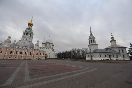 Вологодская область. Вологда. Корреспонденты `Комсомольской правды` Владимир Ворсобин и Иван Макеев путешествуют автостопом по России. Вид на Вологодский  кремль , Софийский собор (в центре) и храм Александра Невского (справа).